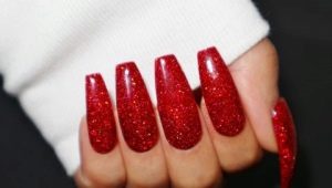 Manucure rouge avec paillettes: options de design et tendances de la mode