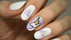 Manucure design inhabituel avec une licorne