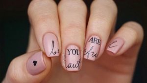 Variantes d'une belle manucure avec des inscriptions sur les ongles