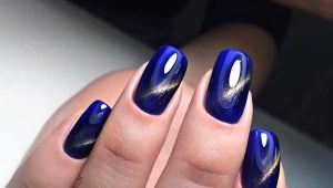 Oeil de chat manucure dans les tons bleus