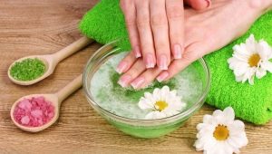 Nous faisons des bains avec du sel pour les ongles