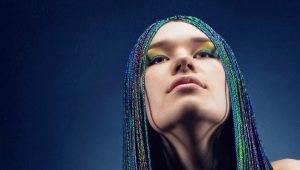 Nombreuses tresses sur la tête: caractéristiques de coiffure et règles de tissage