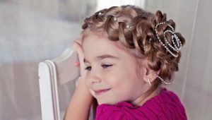 Tresse tissée pour les filles avec les cheveux de longueur moyenne