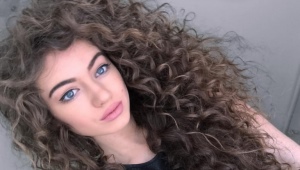 Comment faire des boucles de cheveux verticales à la maison?