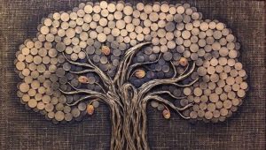Image d'un arbre d'argent fait de pièces de monnaie avec leurs propres mains