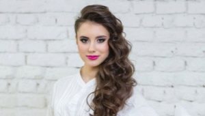 Coiffures avec des boucles sur le côté