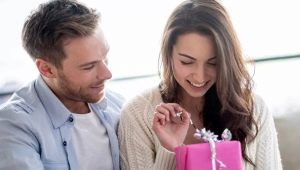 Quoi donner à votre petite amie un cadeau d'anniversaire?