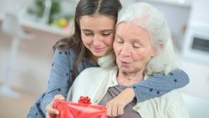 Cadeaux pour la grand-mère depuis 80 ans: les meilleures idées et recommandations pour choisir
