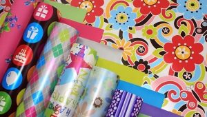 Papier d'emballage cadeau: types et caractéristiques de choix