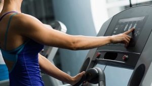 Comment allumer le tapis de course dans le gymnase et l’ajuster?