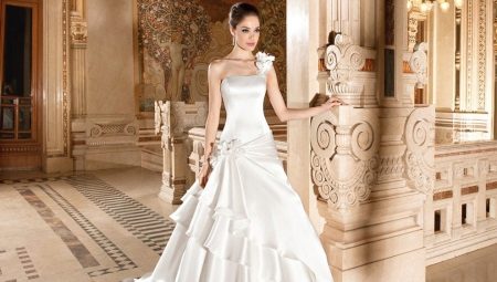 Robe de mariée magnifique avec un train - une tenue digne des reines