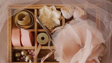 Como fazer uma flor em um vestido feito de pano com suas próprias mãos