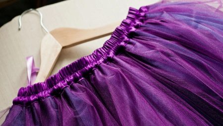 Jupe avec élastique est une chose universelle dans la garde-robe de chaque fille.