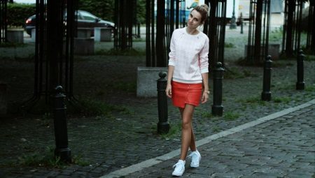 Jupe avec des baskets