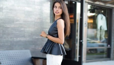 Les pantalons blancs sont la tendance de la saison.