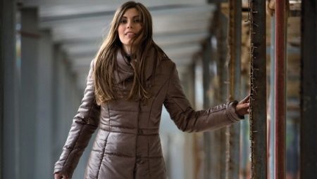  Manteau de femme sur un winterizer synthétique