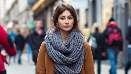 Comment attacher une écharpe sur un manteau?