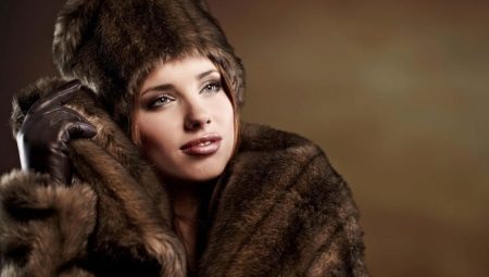 Quel genre de chapeau est porté avec un manteau de vison?