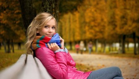 Manteau pour une adolescente à l'automne