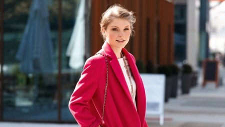 Que puis-je porter avec un manteau à la framboise?