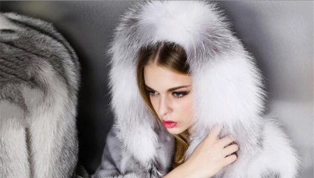 Manteau de fourrure court avec une capuche