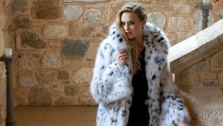 Beaux manteaux de fourrure élégants et d'élite