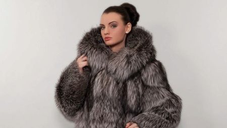 Manteau de fourrure de renard argenté avec capuche