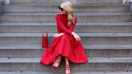 Quelles chaussures vont à la robe rouge?