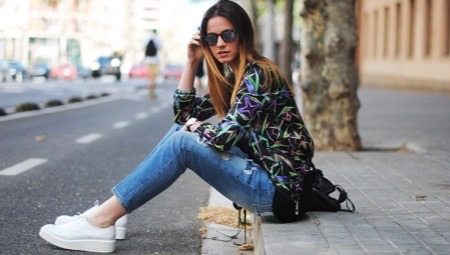Sneakers sur une semelle haute