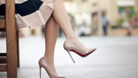 Chaussures à talons en cuir verni beige