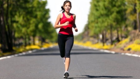 Sneakers pour courir sur l'asphalte