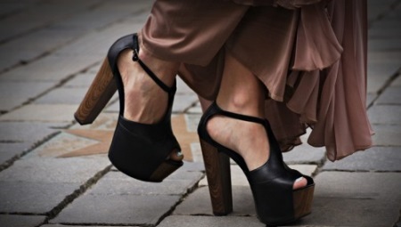 Chaussures à talons et chaussures compensées