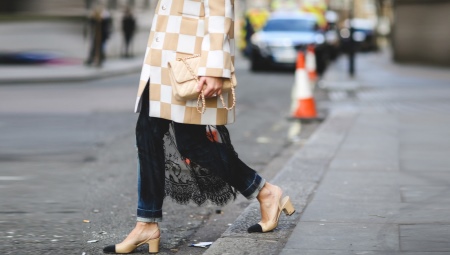 Chaussures beiges et noires