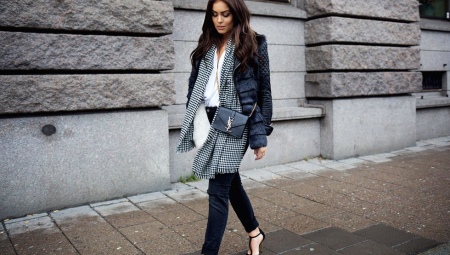 Chaussures noires avec une sangle