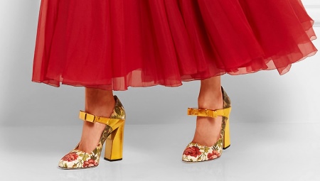 Chaussures avec une bride au talon