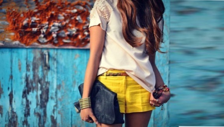Short jaune