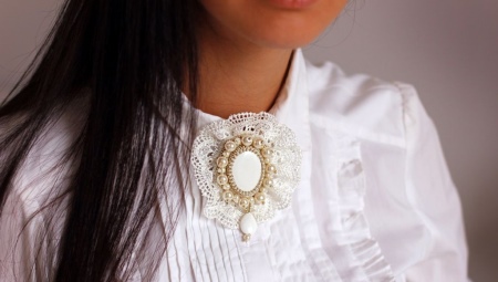 Broches com pedras naturais