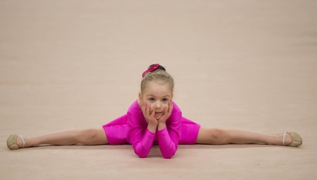 Maillot de bain de gymnastique avec jupe pour les filles
