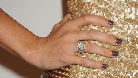 Quel doigt est la bague de fiançailles?