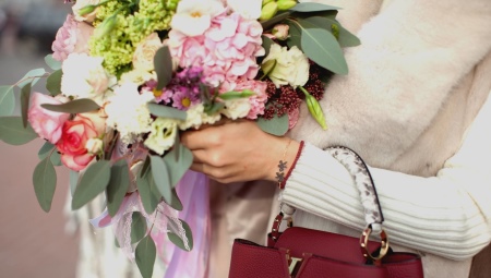 Bracelets avec des figures d'enfants