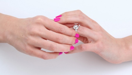 Comment enlever une bague d'un doigt?