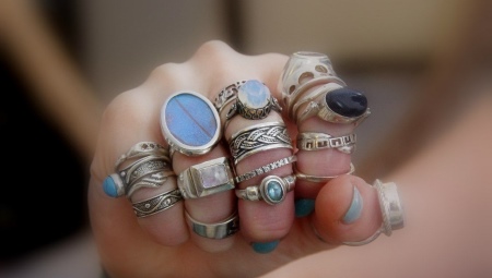 Quel doigt porte une bague?