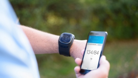 Montre de sport sous forme de bracelet avec moniteur de fréquence cardiaque, podomètre et tonomètre