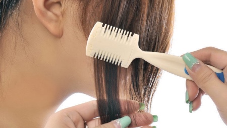Peigne avec une lame pour couper les cheveux