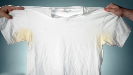 Comment laver les taches sur les vêtements aux aisselles?