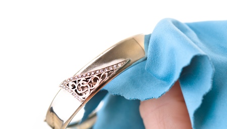 Comment nettoyer les bijoux du brunissement?
