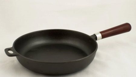 Comment nettoyer la casserole en fonte de la suie à la maison?