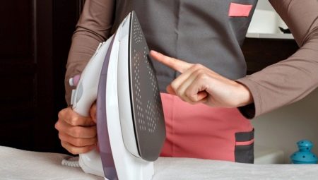 Comment nettoyer un fer recouvert de téflon d'un tissu brûlé?