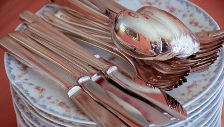 Comment nettoyer les fourchettes et les cuillères à la maison?
