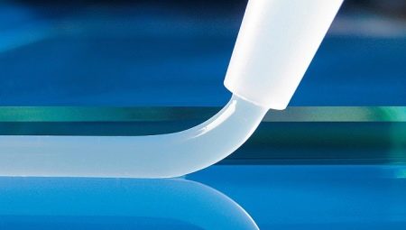 Comment puis-je enlever le mastic à la silicone?
